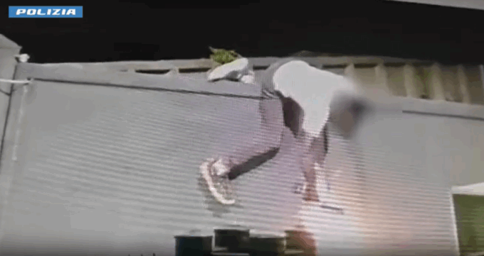 Forzano un cancello per procurarsi la droga: un arresto e due denunce