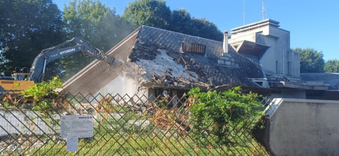 Ruspe in azione per la demolizione di Casa Angelo Belloli