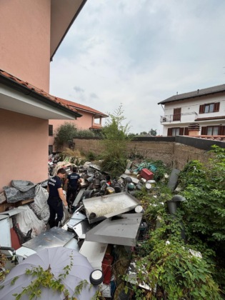 Tonnellate di rifiuti in cortile a Cornaredo, sequestro e denunce