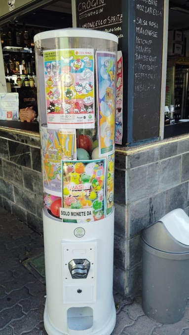 Rubate macchinette che erogano palline per bambini