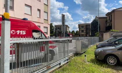 Principio di incendio in cucina, uomo soccorso