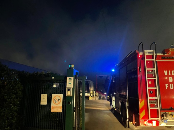 Incendio in una ditta di prodotti per capelli