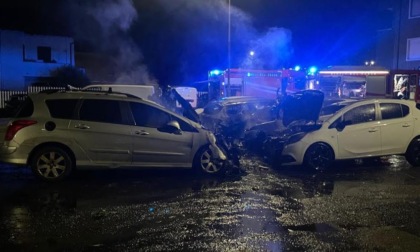 Cinque auto distrutte dalle fiamme in via Castelli Fiorenza