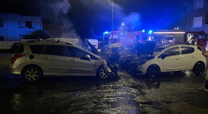 Cinque auto distrutte dalle fiamme in via Castelli Fiorenza