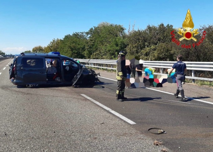 Perde il controllo dell’auto e finisce contro il guardrail: trasportato in fin di vita