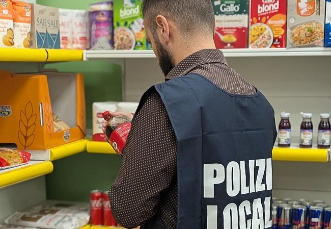Sequestri di cibo e multe per 35 mila euro nei negozi del centro