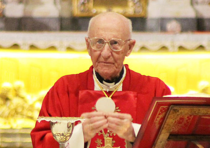 Addio a monsignor Fausto Giacobbe: il sacerdote è scomparso a 98 anni