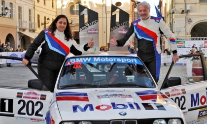Campioni di rally donano le loro coppe ai ragazzi