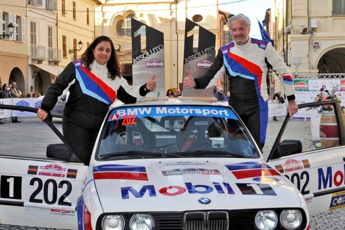Campioni di rally donano le loro coppe ai ragazzi