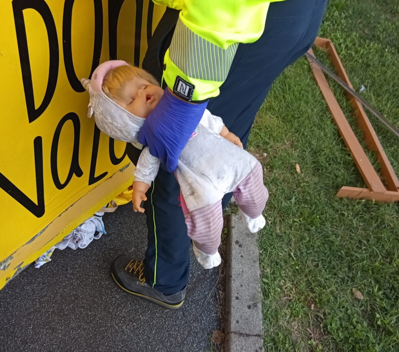 Spavento a Parabiago: sente il pianto di un bambino dal cassonetto, ma era una bambola giocattolo