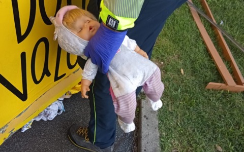 Spavento a Parabiago: sente il pianto di un bambino dal cassonetto, ma era una bambola giocattolo