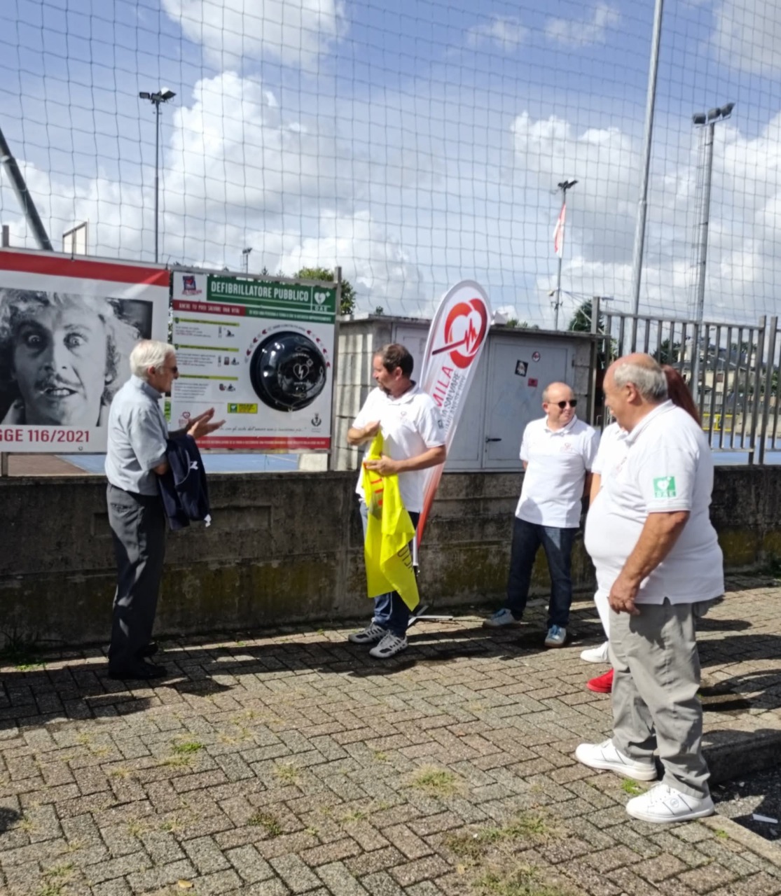 Inaugurato il nuovo defibrillatore: è in funzione a Ravello