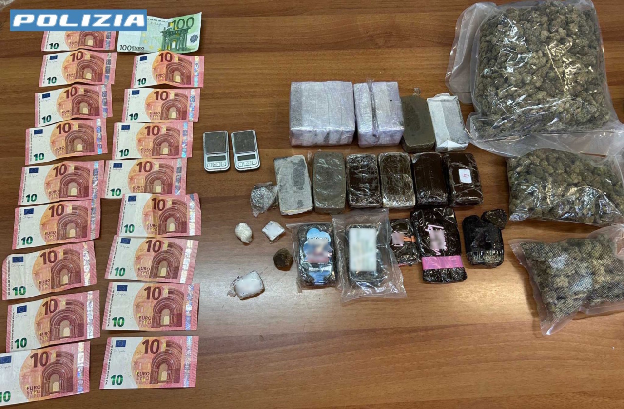 La Polizia arresta un pusher e sequestra 2 chili di droga