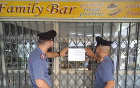 Pregiudicati (anche per omicidio) e droga: licenze sospese per il Family Bar e il Bar Barcollando