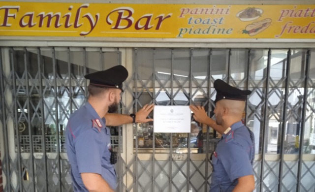 Pregiudicati (anche per omicidio) e droga: licenze sospese per il Family Bar e il Bar Barcollando