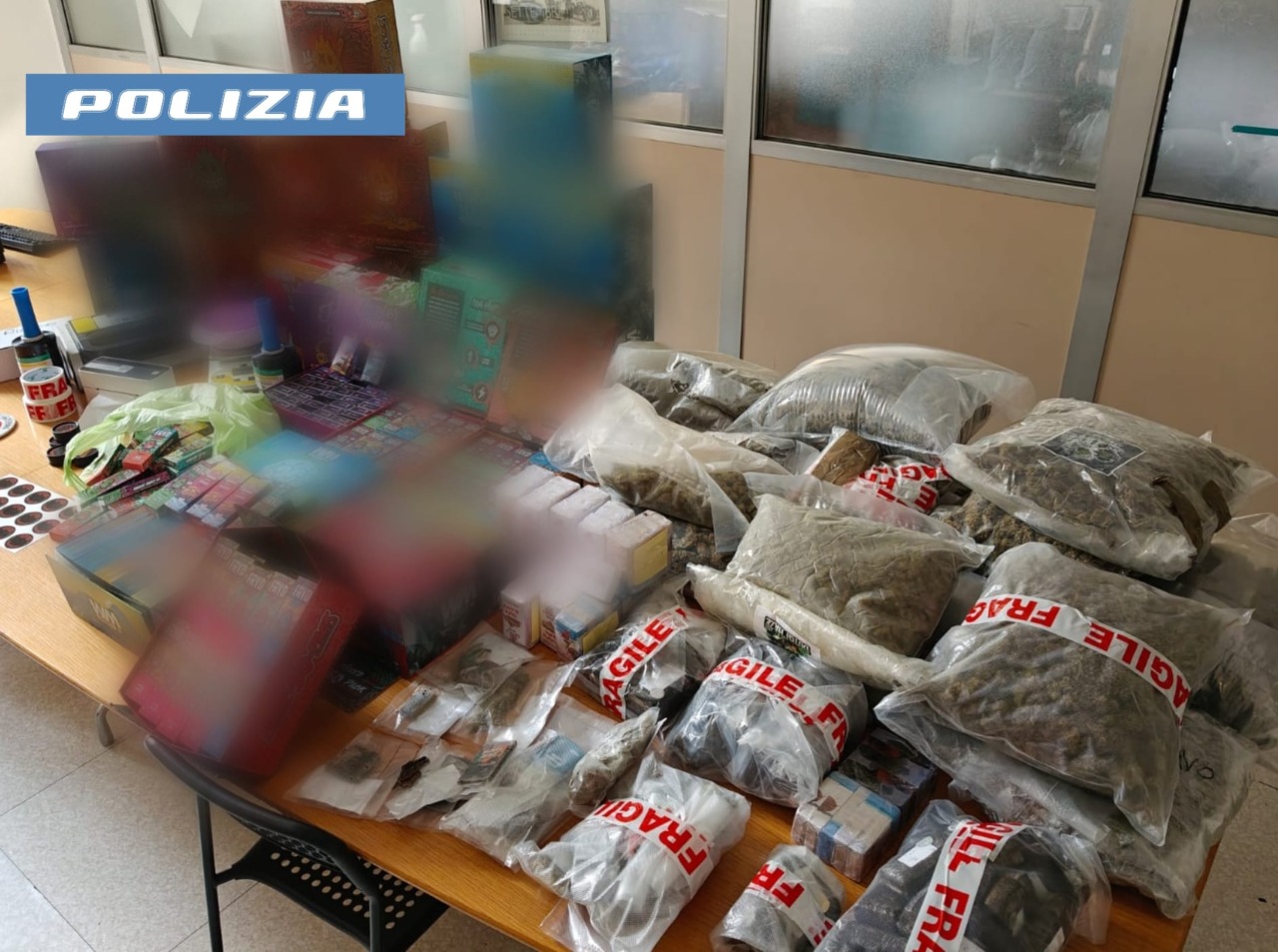 Nell’appartamento 30 chili di hashish e marijuana e funghi allucinogeni: due italiani arrestati