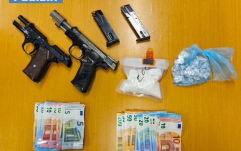 Nascondeva in casa cocaina e due pistole: arrestato 36enne