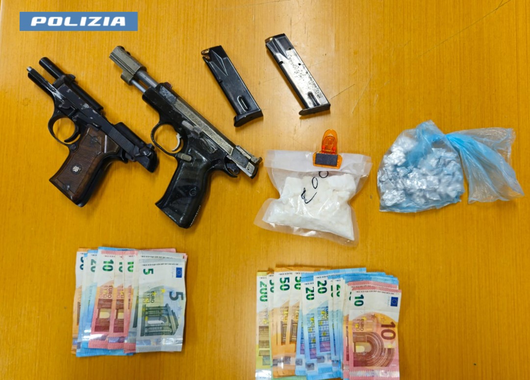 Nascondeva in casa cocaina e due pistole: arrestato 36enne