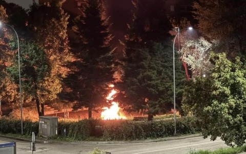Incivili danno fuoco ai giochi del parco