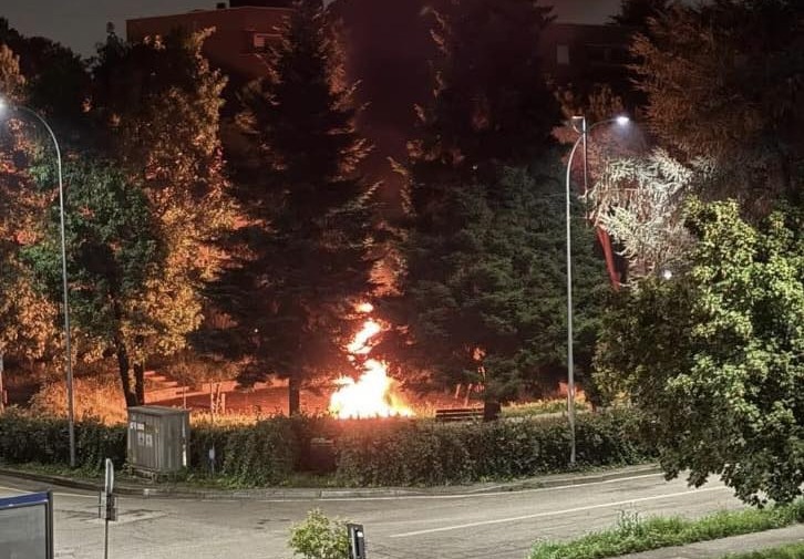 Incivili danno fuoco ai giochi del parco
