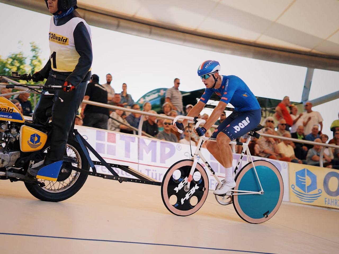 Alessio in sella durante il Campionato Stayer in Germania