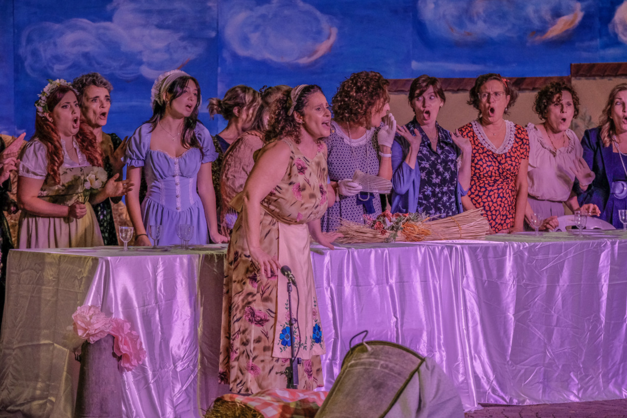 Un successo L’Elisir d’amore con oltre cento artisti in scena