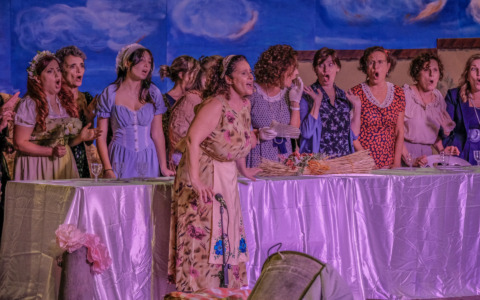 Un successo L’Elisir d’amore con oltre cento artisti in scena