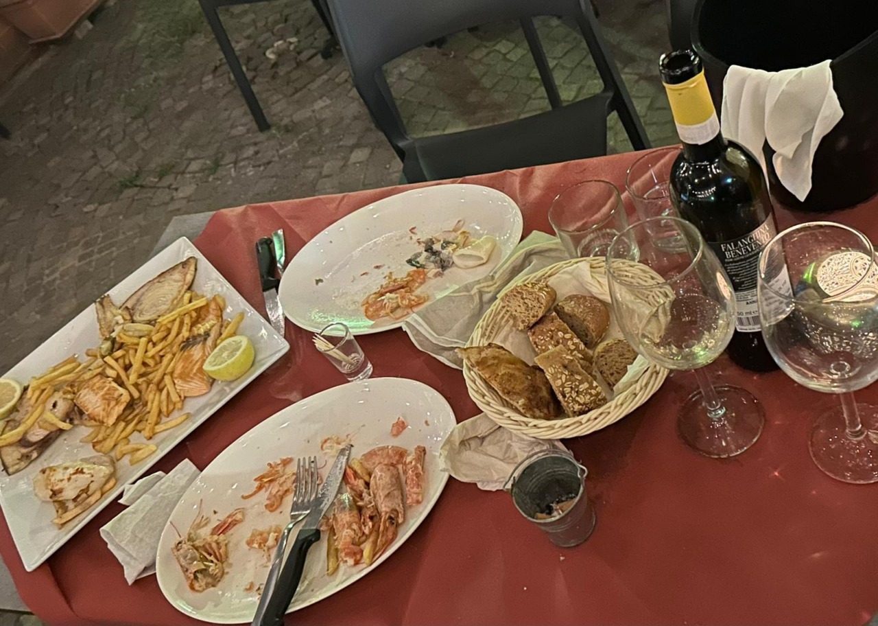 Mangiano e poi scappano senza pagare il conto