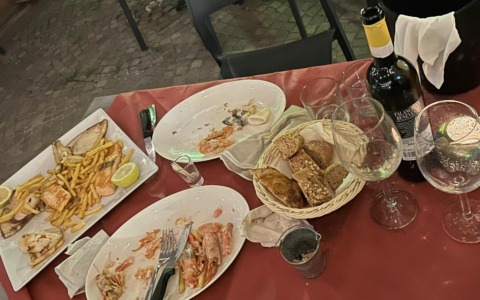 Mangiano e poi scappano senza pagare il conto