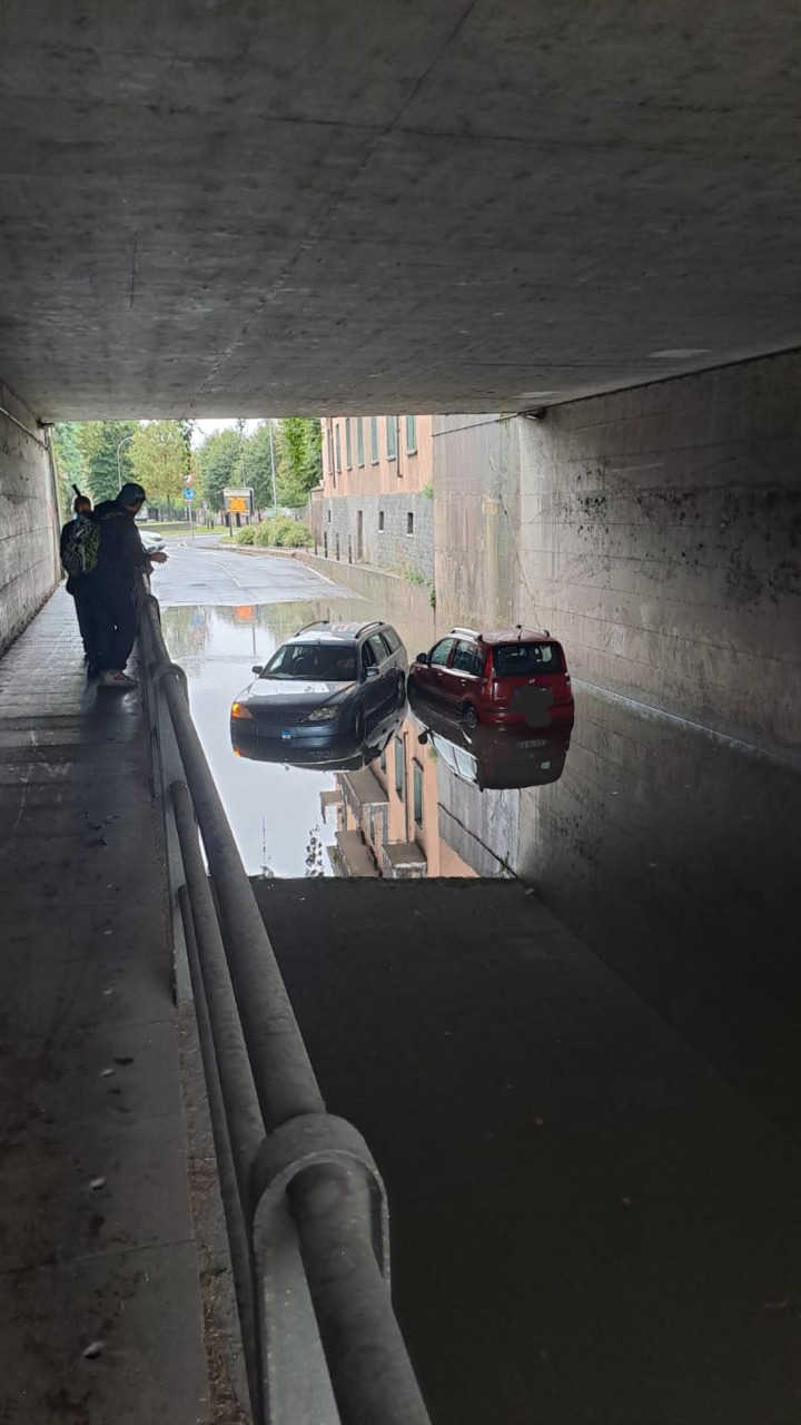 Il maltempo manda in tilt il sottopasso: due auto bloccate