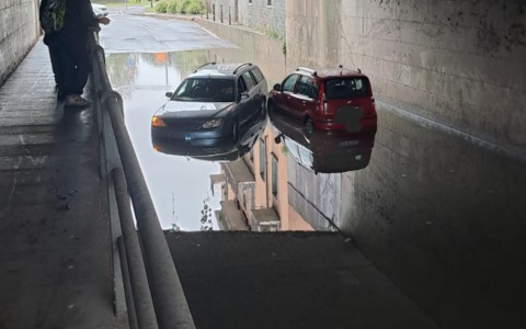 Il maltempo manda in tilt il sottopasso: due auto bloccate