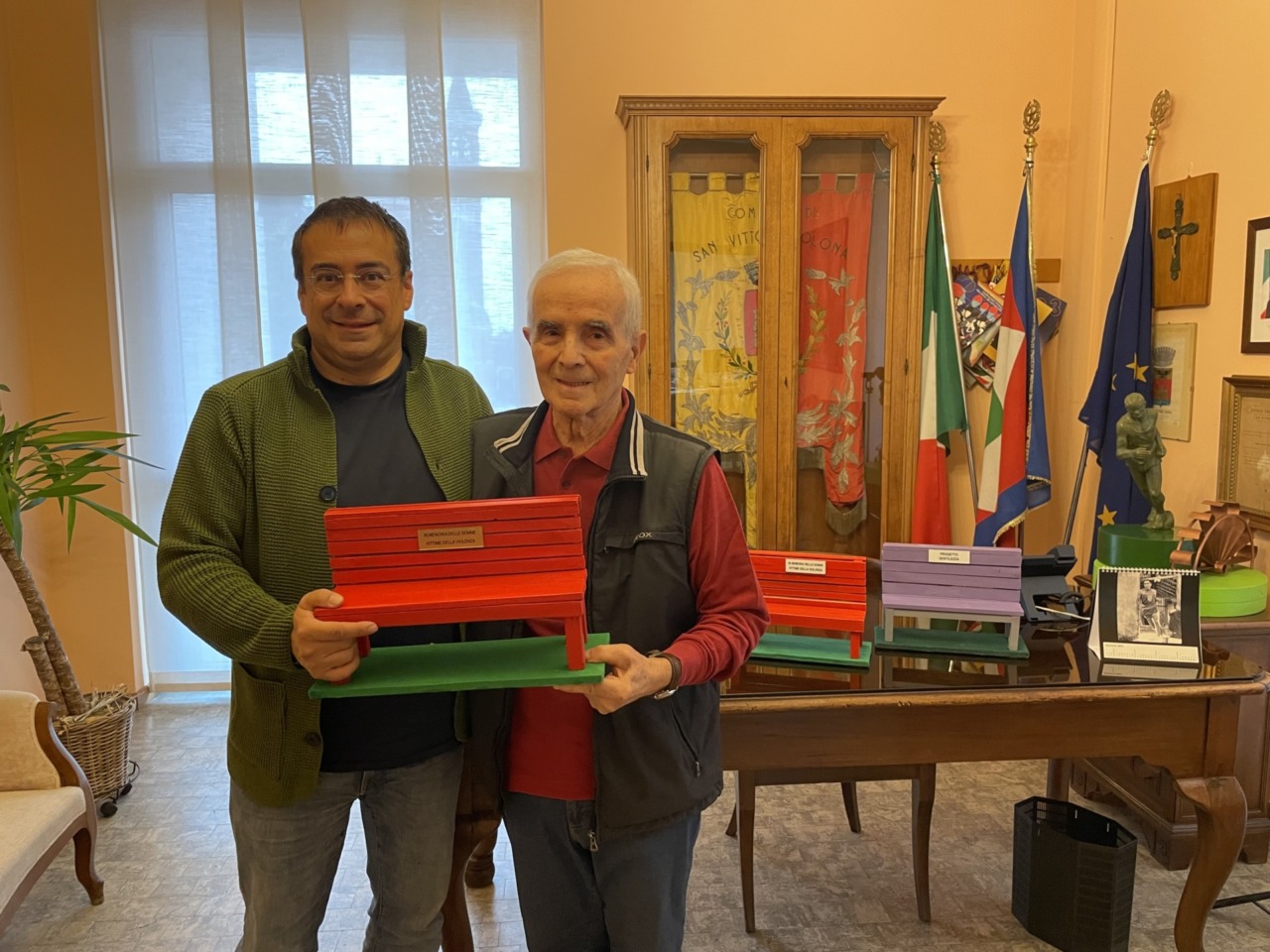 Donate panchine in miniatura al Comune in segno di vicinanza