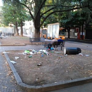 «Vogliamo sicurezza, togliete le panchine in piazza Libertà»