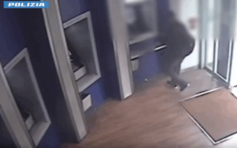Rubano il bancomat ad una 88enne e prelevano mille euro: arrestate due persone