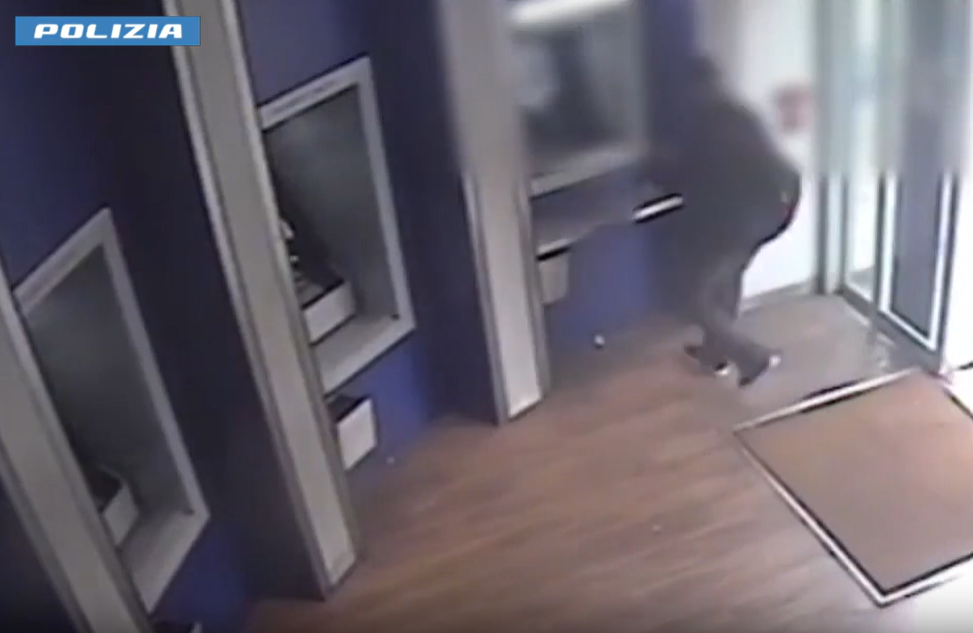 Rubano il bancomat ad una 88enne e prelevano mille euro: arrestate due persone
