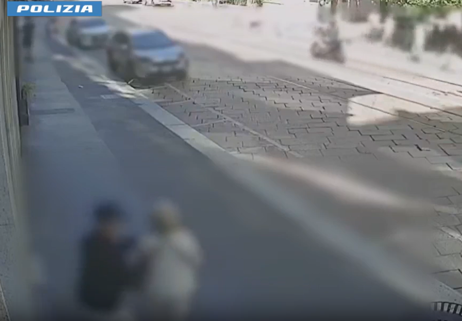 87enne scippata della collanina: arrestato un 24enne