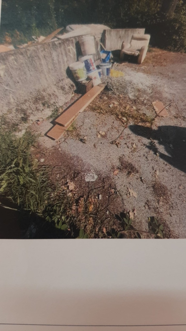 Abbandona la poltrona di casa trasportandola con il furgone della ditta