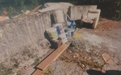 Abbandona la poltrona di casa trasportandola con il furgone della ditta