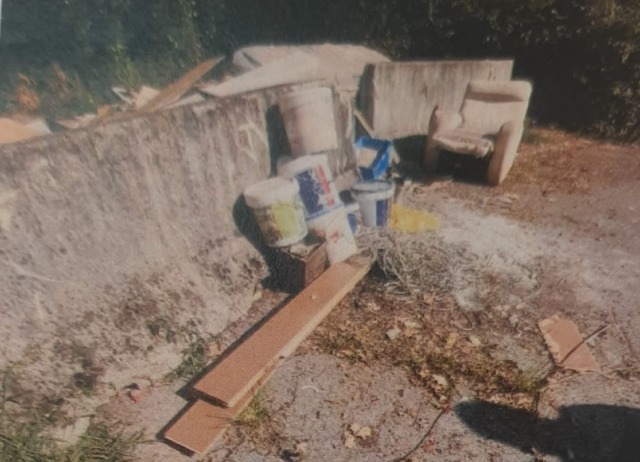 Abbandona la poltrona di casa trasportandola con il furgone della ditta