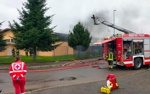 Incendio al PalaVilla: sul posto sei squadre dei Vigili del Fuoco
