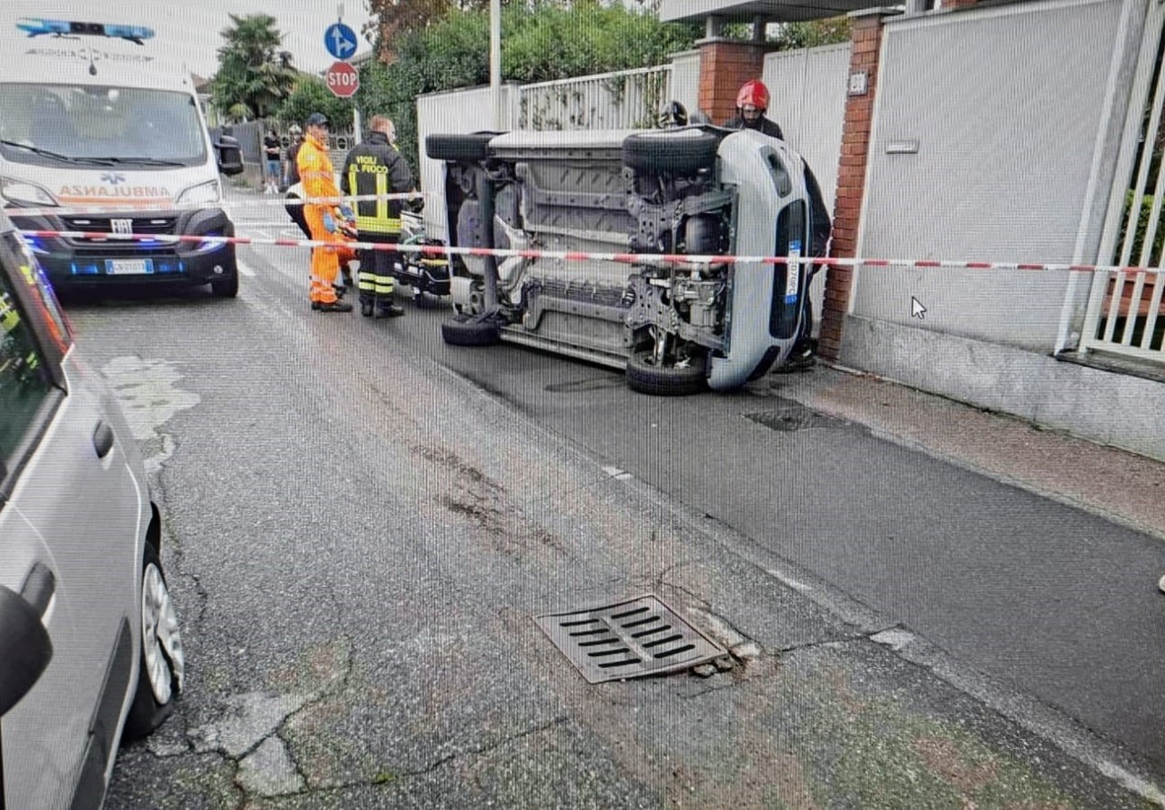 Urta un’auto in sosta e si ribalta