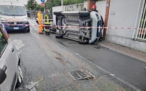 Urta un’auto in sosta e si ribalta