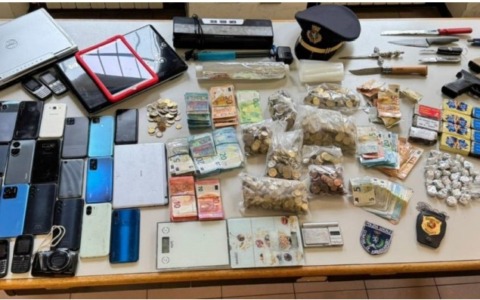 Duro colpo allo spaccio: sequestrati 2,5 kg di droga e oltre 12 mila euro