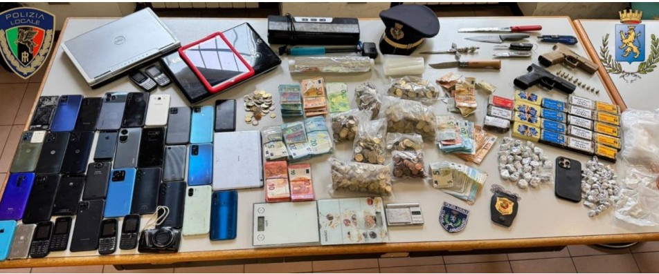 Duro colpo allo spaccio: sequestrati 2,5 kg di droga e oltre 12 mila euro