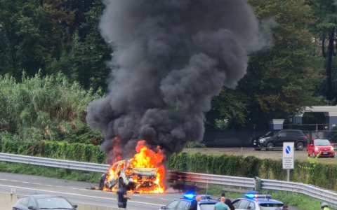 Auto in fiamme lungo l’autostrada A8