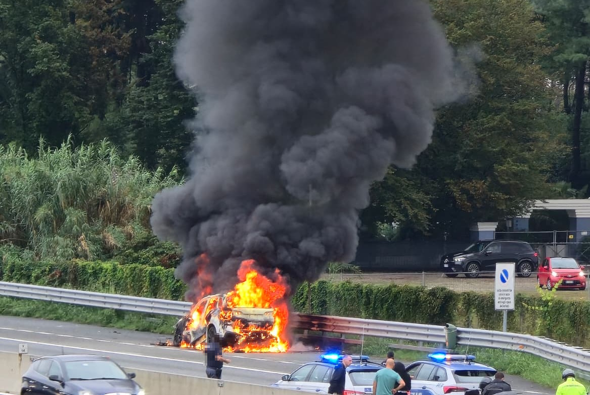 Auto in fiamme lungo l’autostrada A8