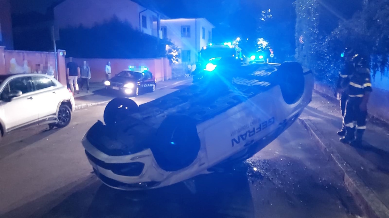 Urta un’auto in sosta e si ribalta con la sua vettura