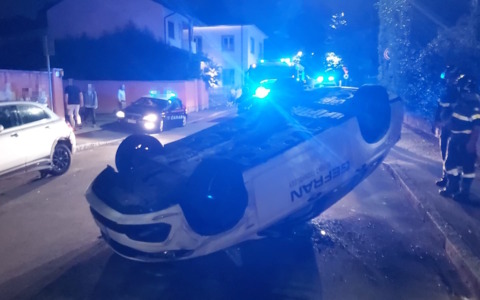 Urta un’auto in sosta e si ribalta con la sua vettura