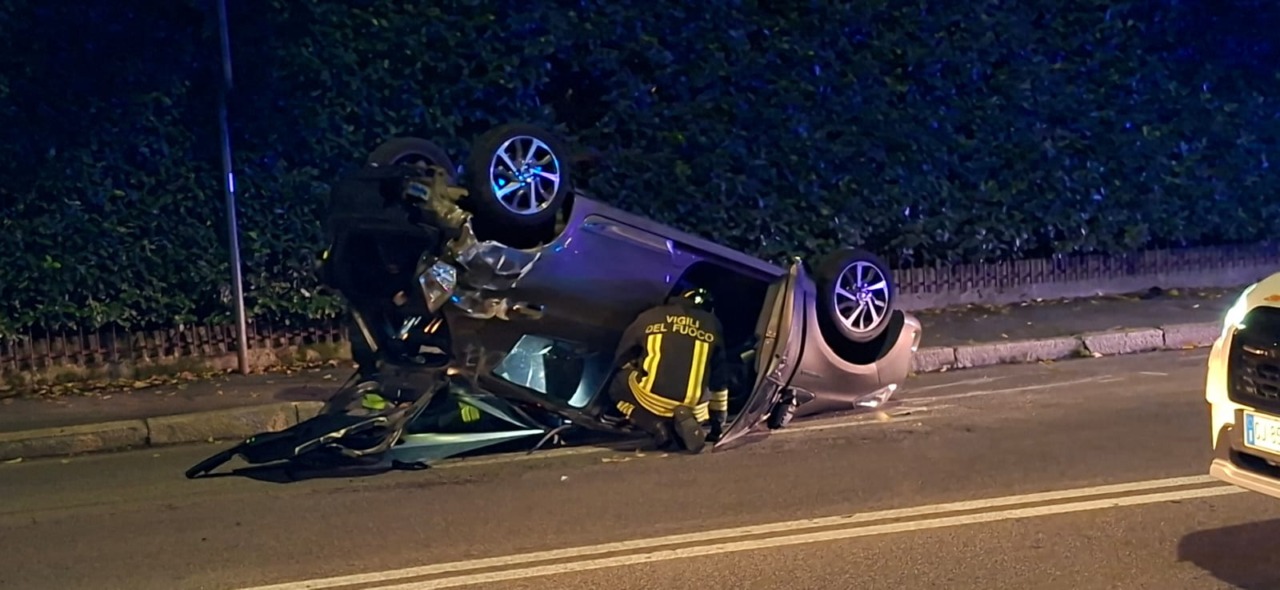 Dopo l’incidente l’auto si ribalta, 5 persone coinvolte