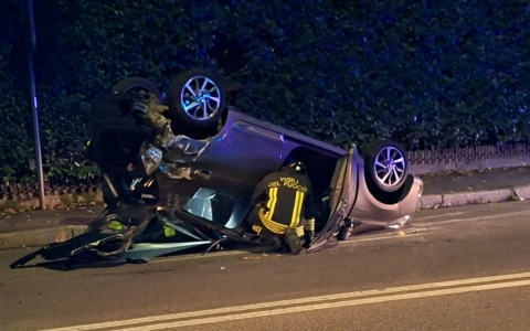 Dopo l’incidente l’auto si ribalta, 5 persone coinvolte